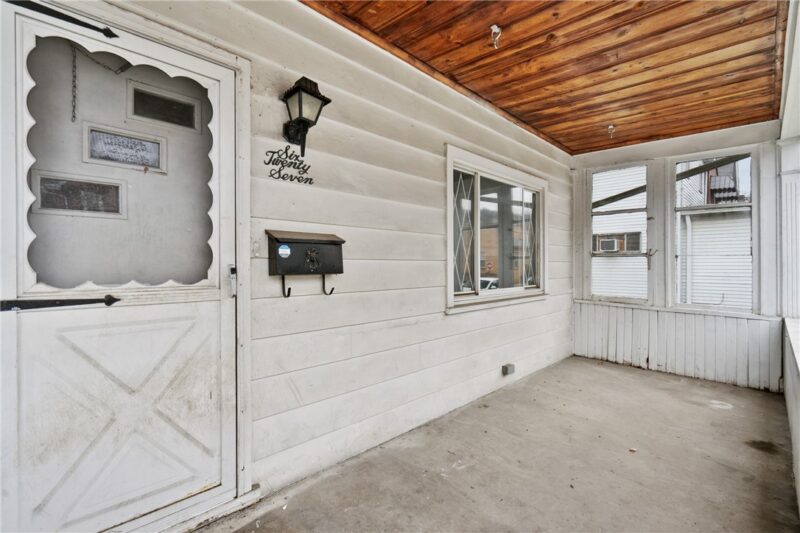 627 Woodward Ave — photo 3