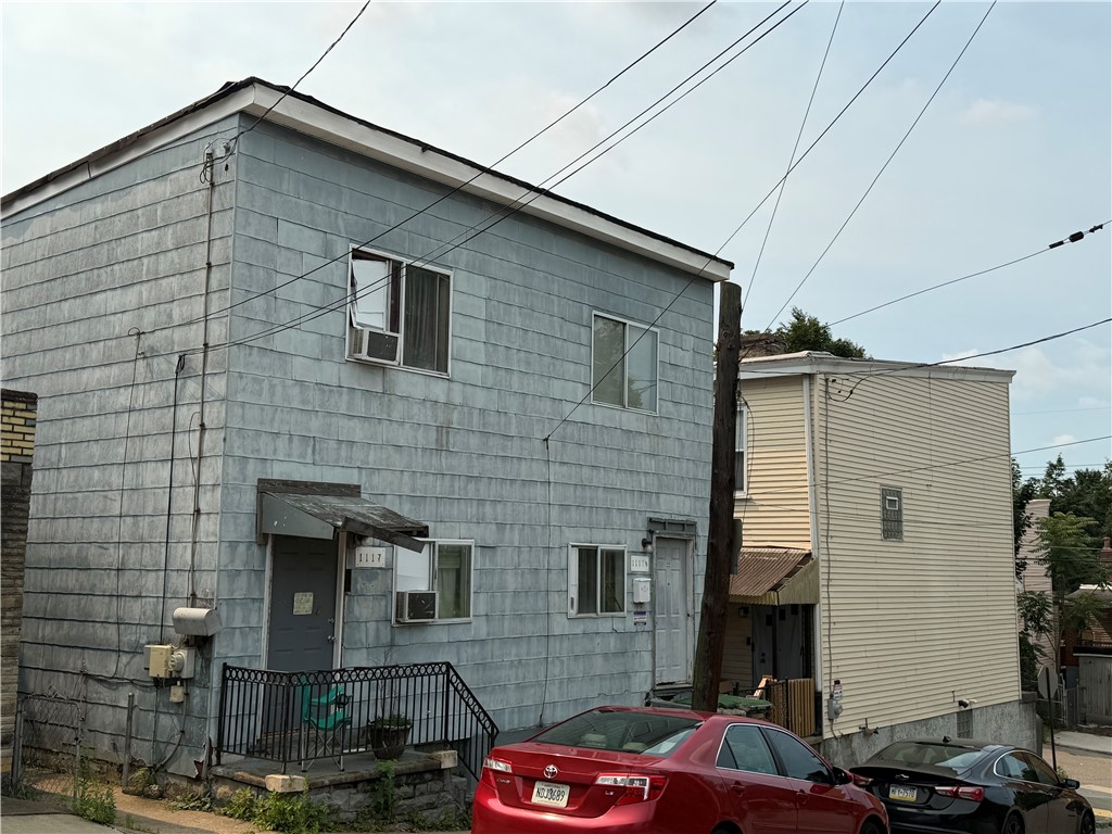 1117 & 1117 1/2 Hall St — photo 1