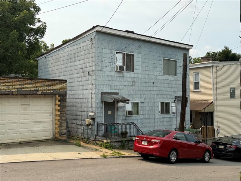 1117 & 1117 1/2 Hall St — photo 2