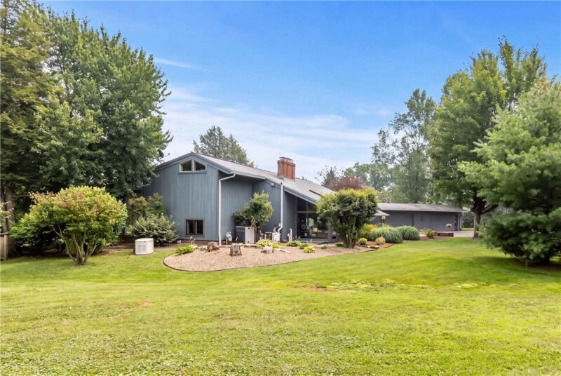 26 Lois Ln — photo 8