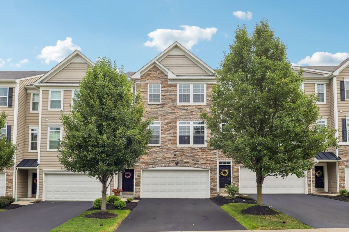 15 Truman CIRCLE — photo 1