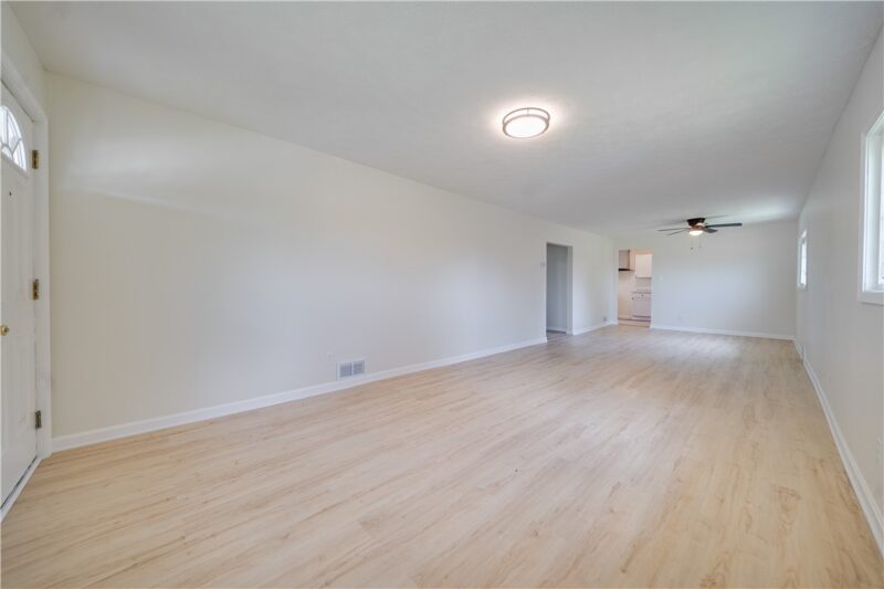 490 Glenn St — photo 5