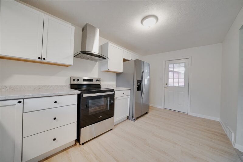 490 Glenn St — photo 8