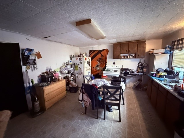 325 W Cunningham St — photo 3