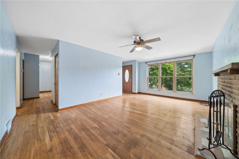 270 Roycroft Ave — photo 2
