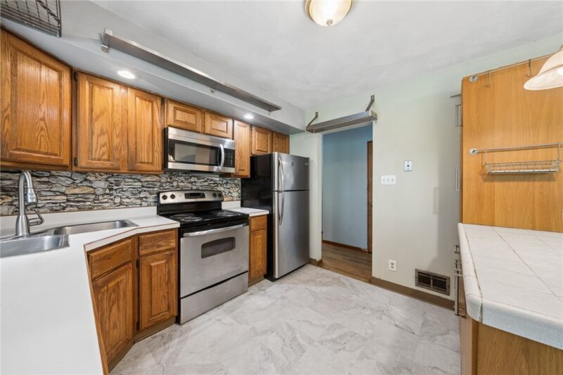 270 Roycroft Ave — photo 7