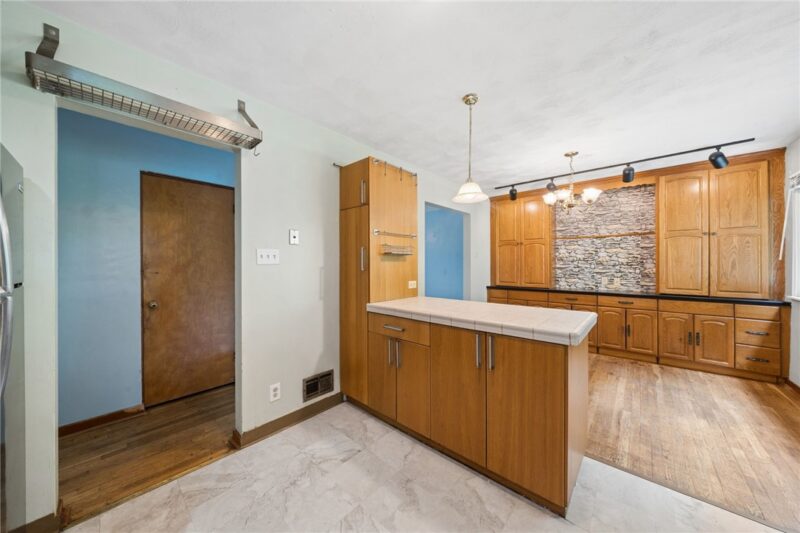 270 Roycroft Ave — photo 8