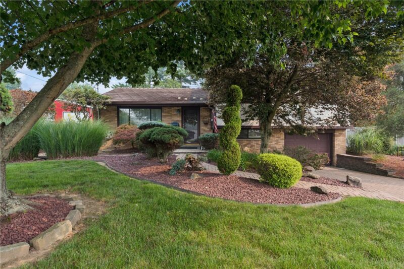 220 VERNON AVE — photo 2