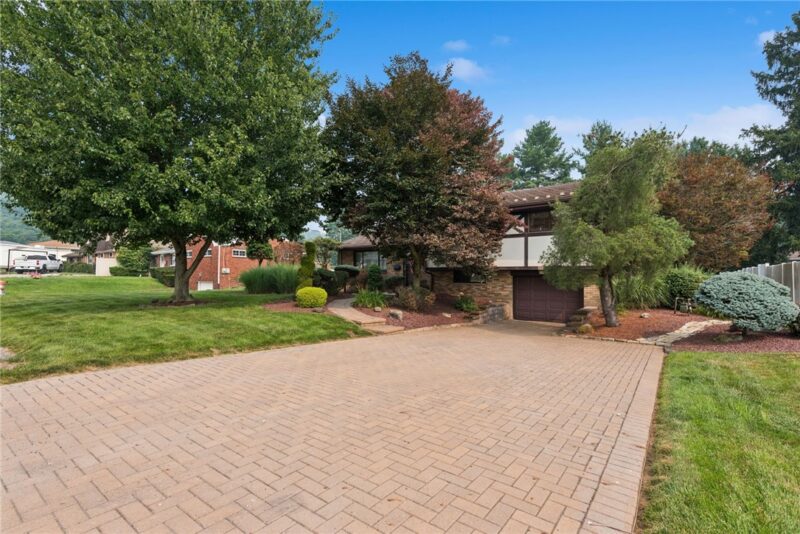 220 VERNON AVE — photo 3
