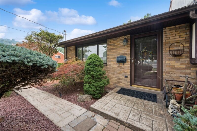 220 VERNON AVE — photo 4