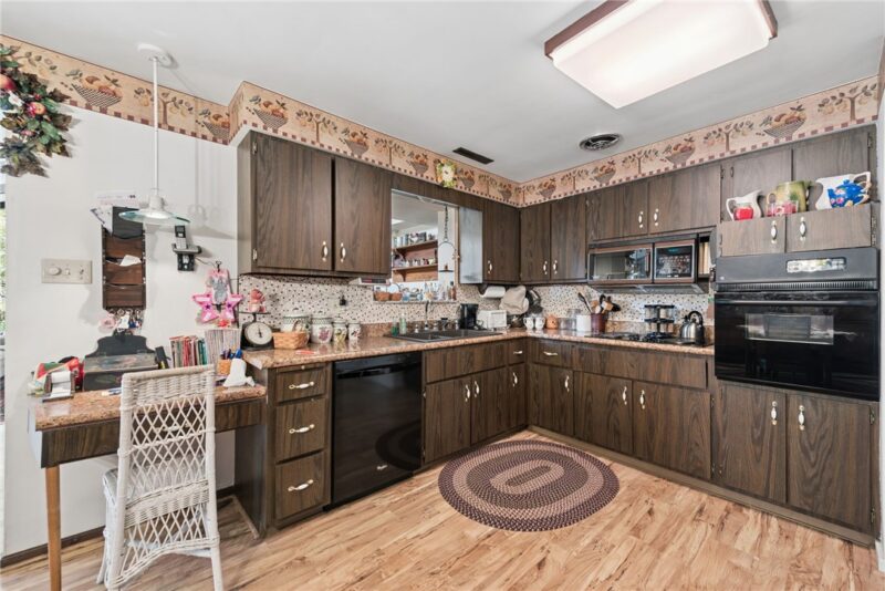 220 VERNON AVE — photo 5