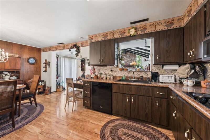 220 VERNON AVE — photo 7
