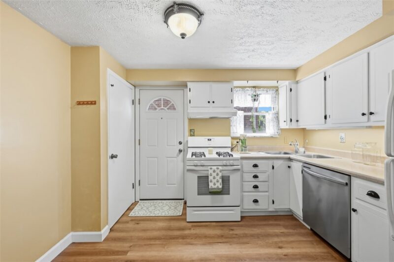 1611 Trinity Street — photo 4