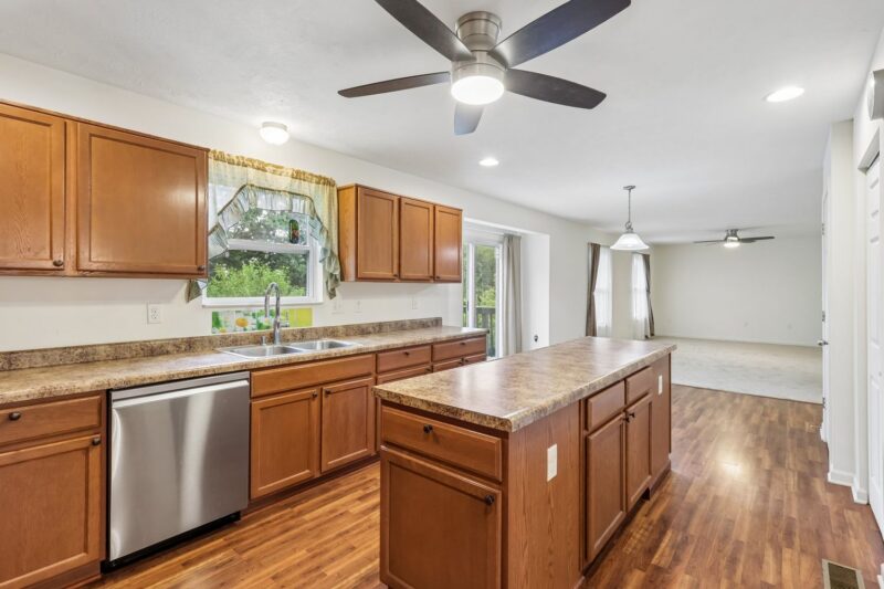 304 Maplewood LANE — photo 6