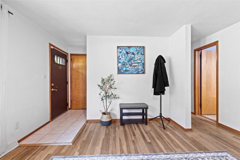 538 Newport Dr — photo 3