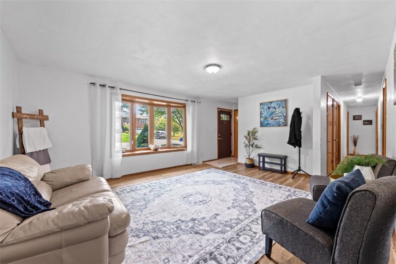 538 Newport Dr — photo 4