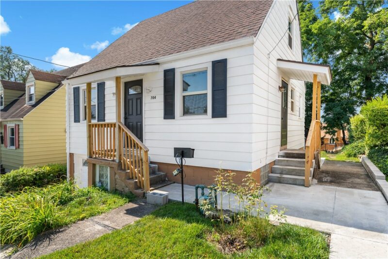 704 Crysler St — photo 2