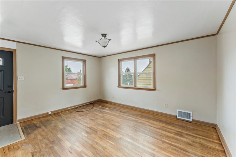 704 Crysler St — photo 4