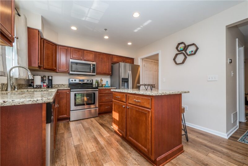 1042 Bayberry Dr — photo 2