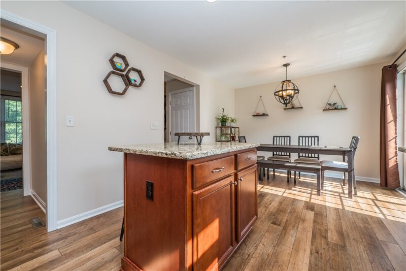 1042 Bayberry Dr — photo 3