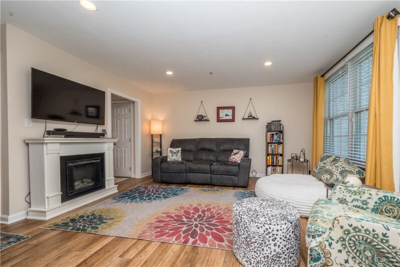 1042 Bayberry Dr — photo 5