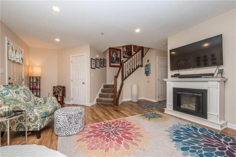 1042 Bayberry Dr — photo 6