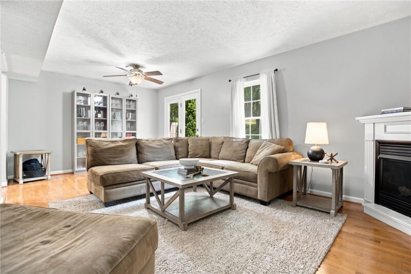 1343 Meadowbrook Dr — photo 3