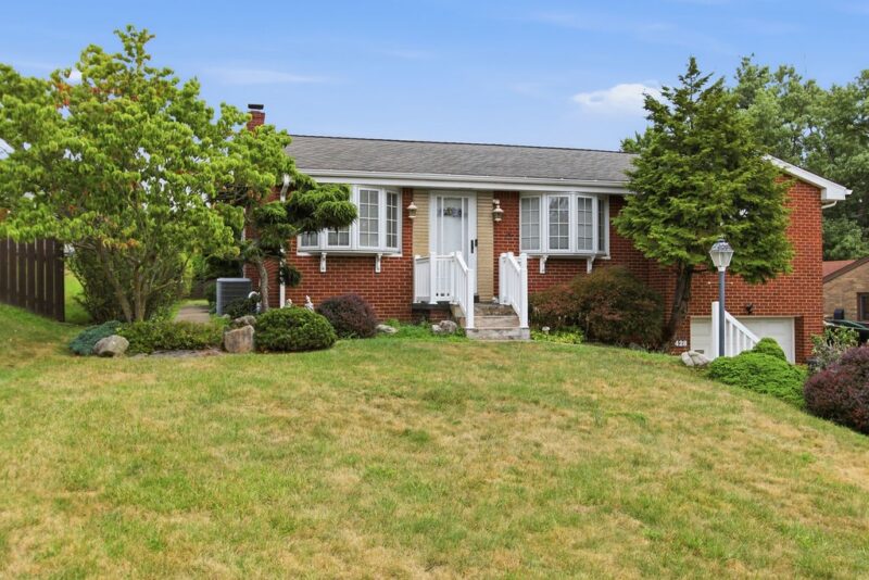 428 Lucy Drive — photo 2