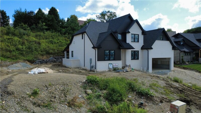 1061 Skyline Dr — photo 3