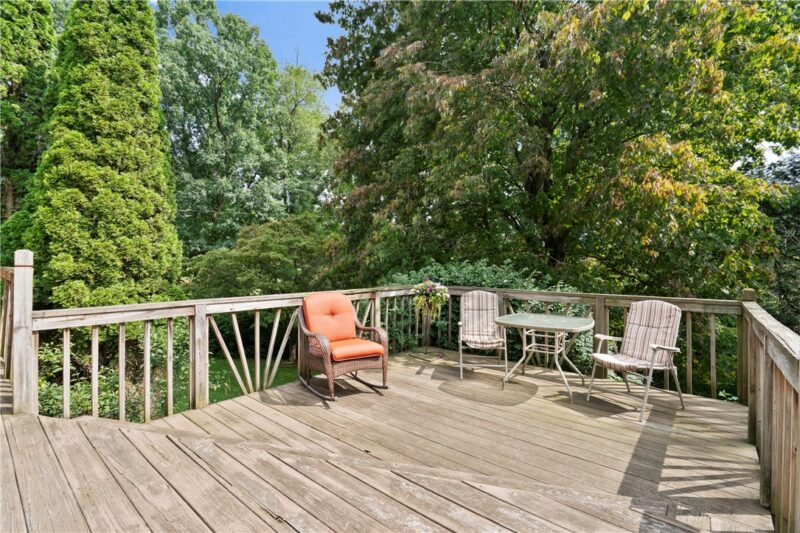 136 Bassett Rd — photo 3