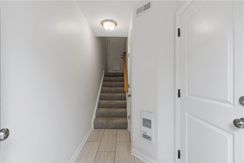 868 Highpointe Circle — photo 2