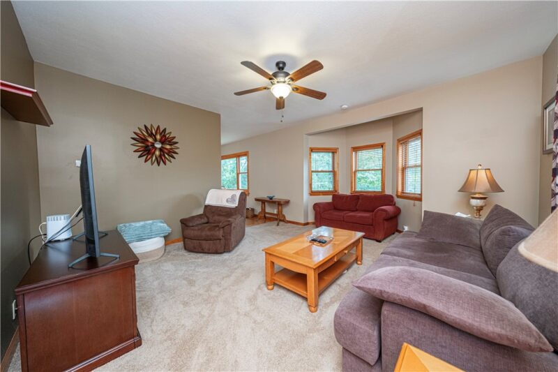 25 Sylvia Ave — photo 2