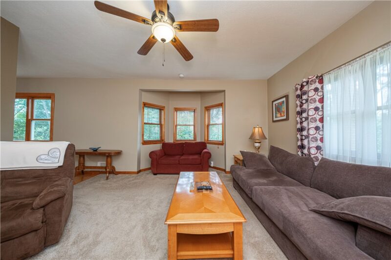 25 Sylvia Ave — photo 3