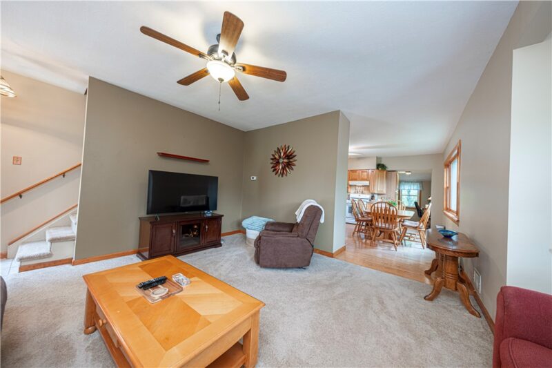 25 Sylvia Ave — photo 4