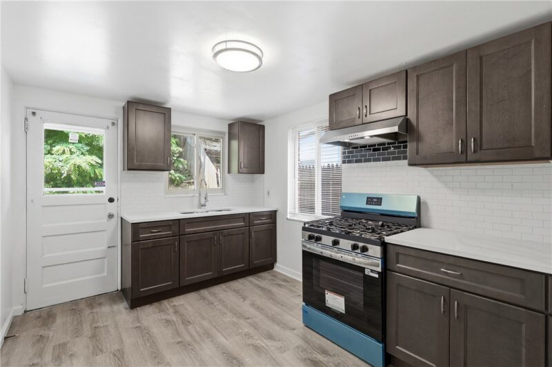 655 MAYVILLE AVENUE — photo 8