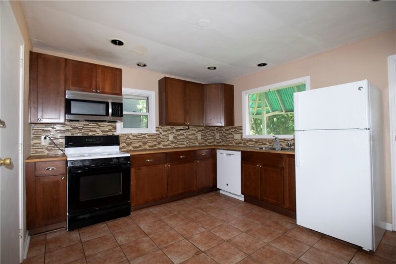 93 N Jackson Ave — photo 8