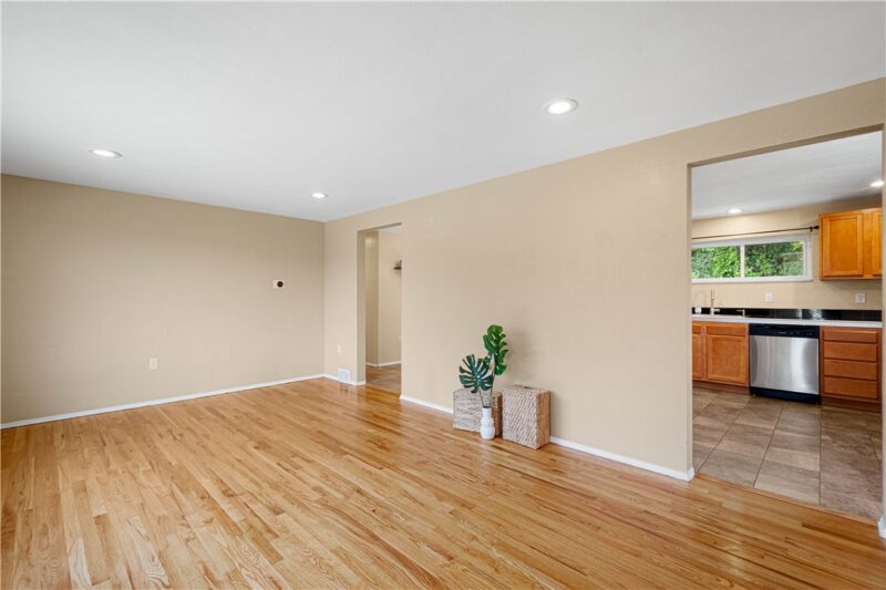 3190 Mayflower Dr — photo 4