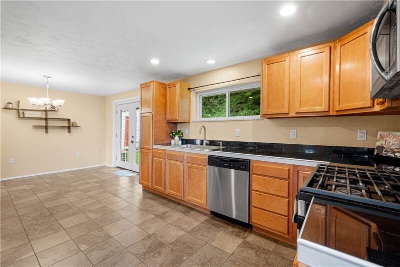 3190 Mayflower Dr — photo 8