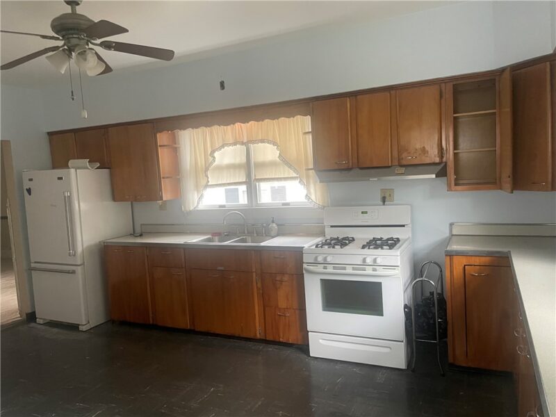 536 Adams St — photo 8