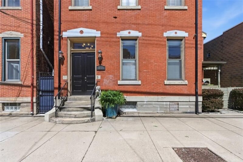 2315 Sarah Street — photo 2