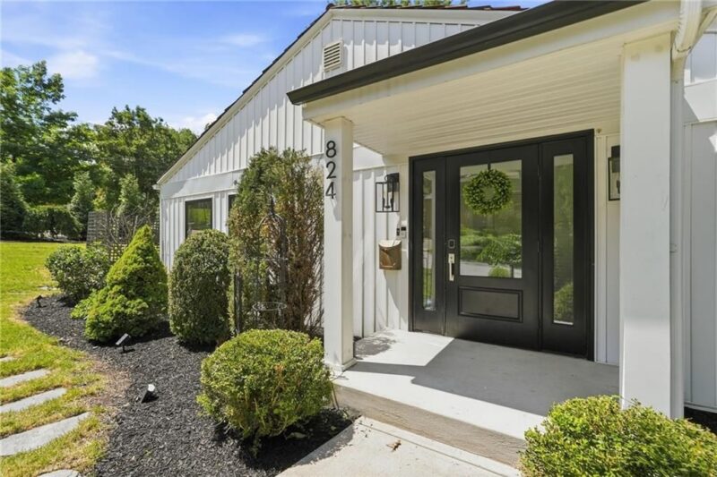 824 Foxland Drive — photo 2