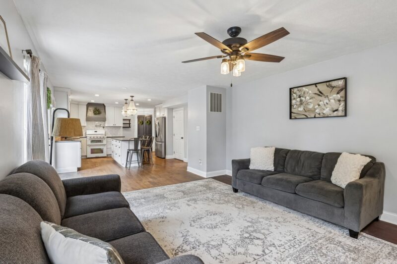8042 Woodcreek DRIVE — photo 3