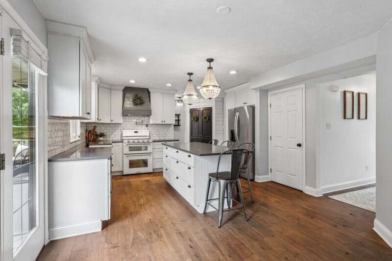 8042 Woodcreek DRIVE — photo 5