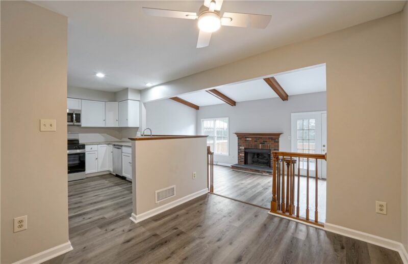 402 Royal Ct — photo 8