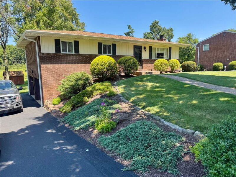 135 Hampton Ct — photo 2