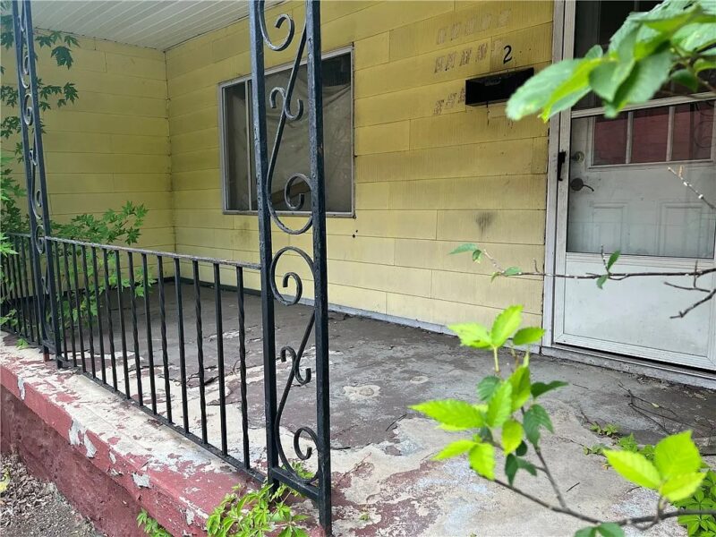 220 Bank St — photo 2
