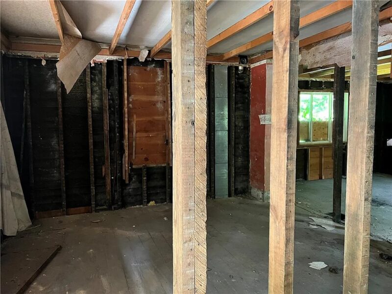 220 Bank St — photo 5