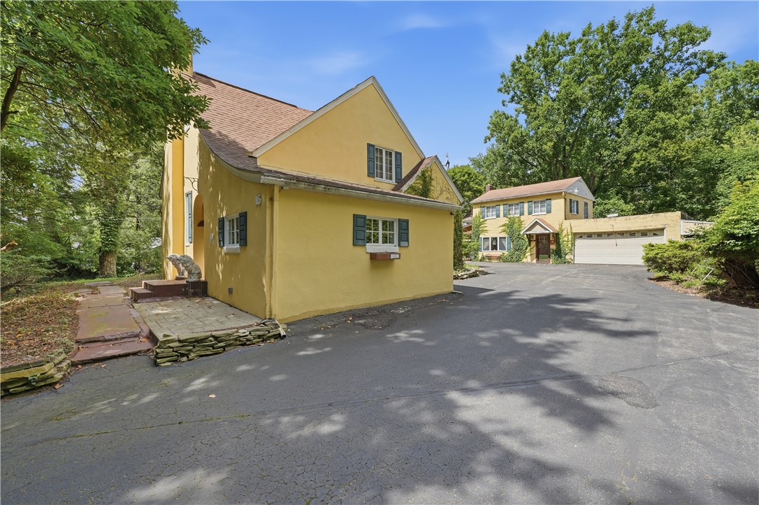 16 W Clen Moore Blvd — photo 1