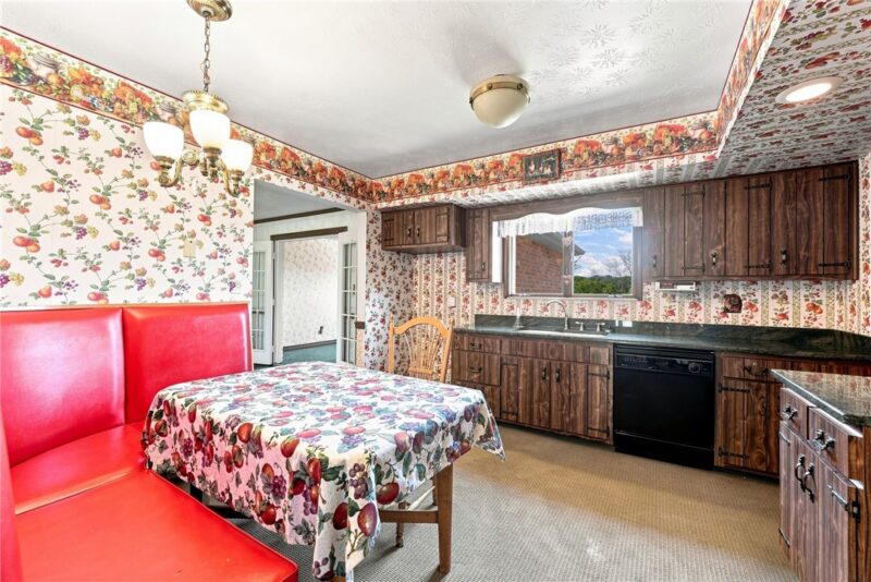 380 Helen Ave — photo 3