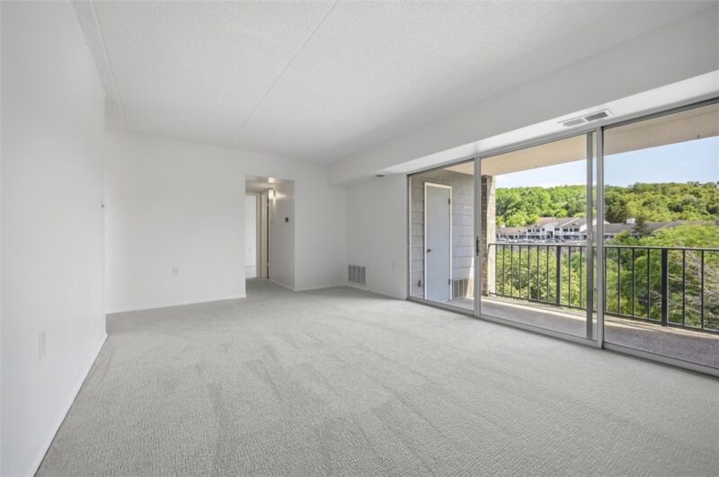 2160 Greentree Road 105W — photo 3